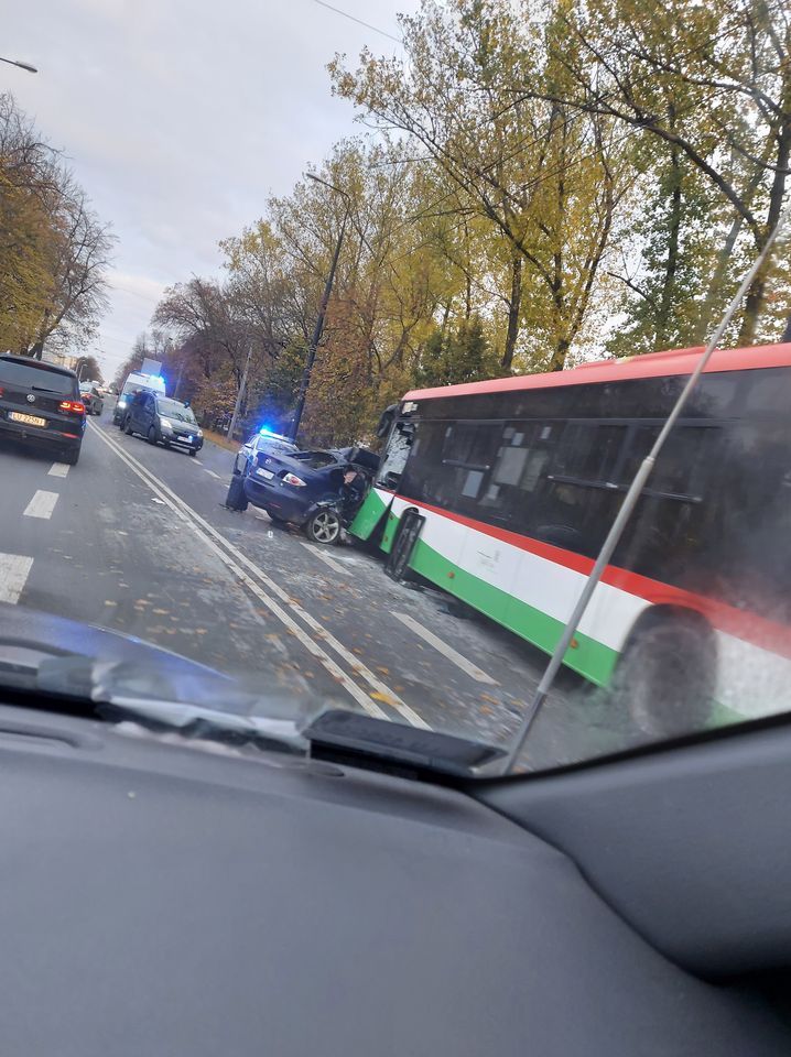 Wypadek z udziałem autobusu komunikacji miejskiej i samochodu osobowego na Drodze Męczenników Majdanka