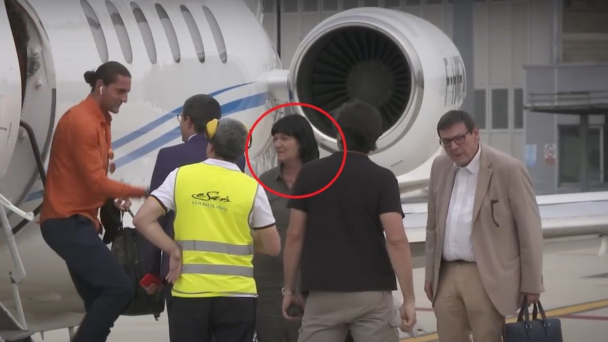 Adrien Rabiot i jego mama na lotnisku