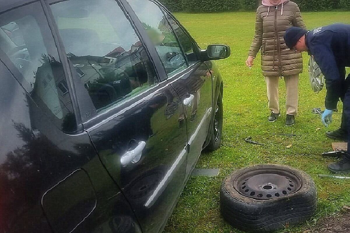 Policjanci zmieniają koło