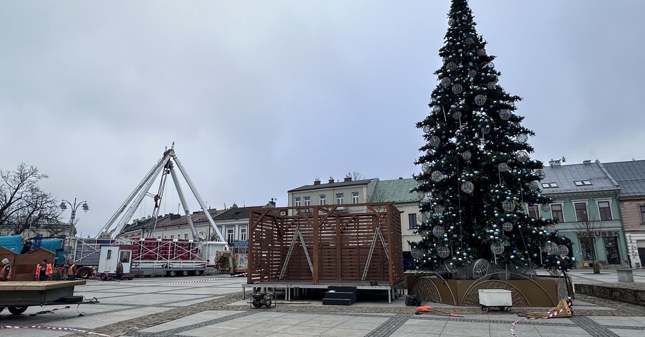 Kielce: Choinka na Rynku już stoi. Montują także koło młyńskie
