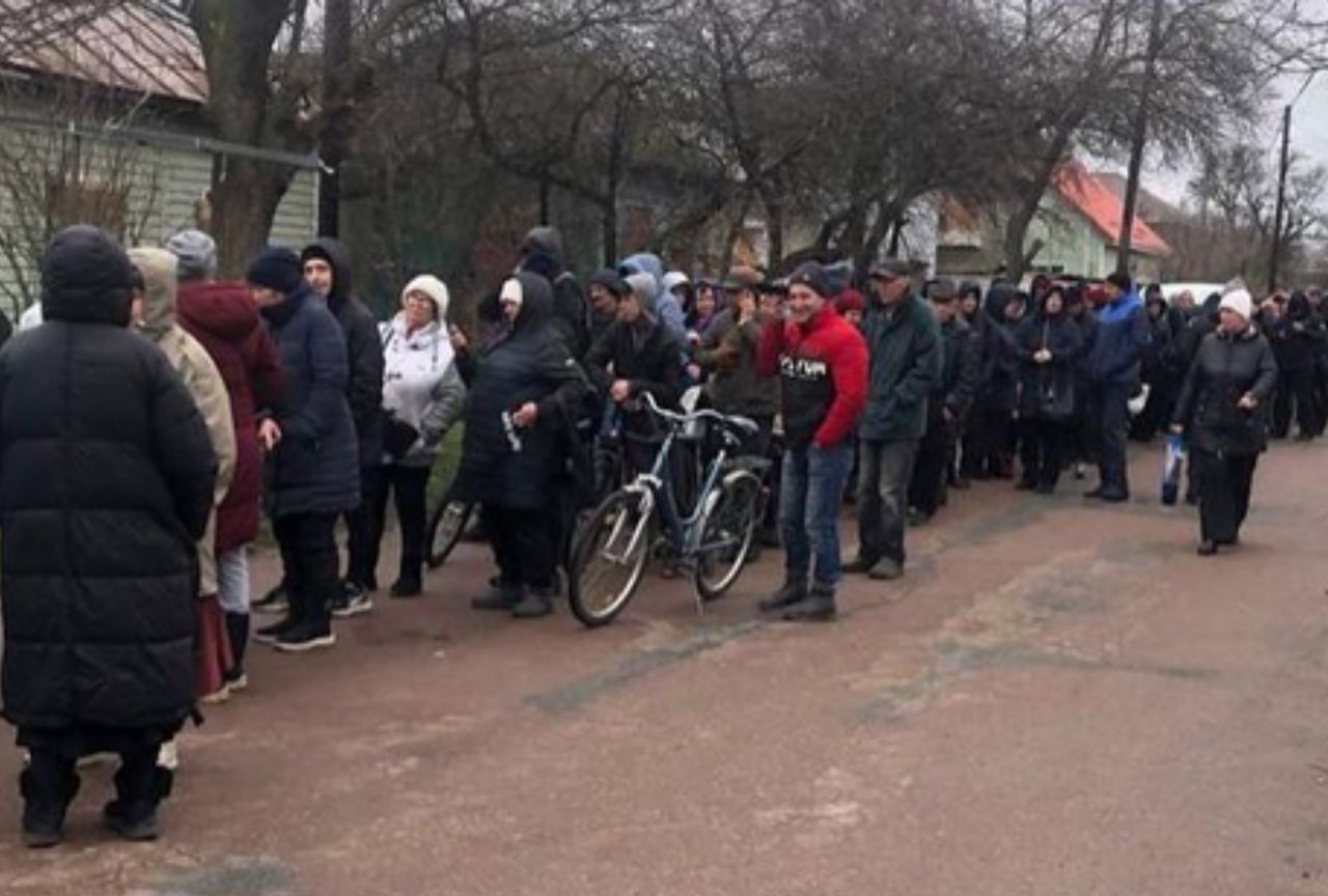 Ukraińcy stoją w gigantycznych kolejkach 