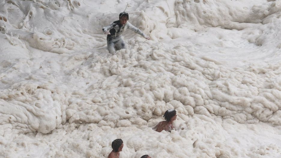 Cyklon Alfred we wschodniej AustraliiYoung men play in sea foam created by record-breaking waves as the outer fringe of Tropical Cyclone Alfred started whipping eastern Australia, in Coolangatta on March 6, 2025. Tropical Cyclone Alfred was 285 kilometres (180 miles) east of busy Brisbane city after unexpectedly slowing above the Coral Sea overnight, government forecasts said. (Photo by David GRAY / AFP)DAVID GRAY