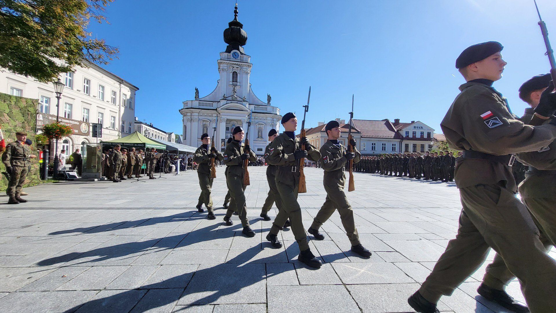 Wadowice, 20 września 2025. Na rynku stanęły pododdziały 11. Małopolskiej Brygady Obrony Terytorialnej im. gen. Leopolda Okulickiego. Kilkudziesięciu jej żołnierzy ukończyło właśnie szesnastodniowe szkolenie podstawowe i miało złożyć tradycyjną przysięgę. Towarzyszyło im 17 nowych żołnierzy z 13. Śląskiej Brygady Obrony Terytorialnej im. ppłk. Tadeusza Puszczyńskiego