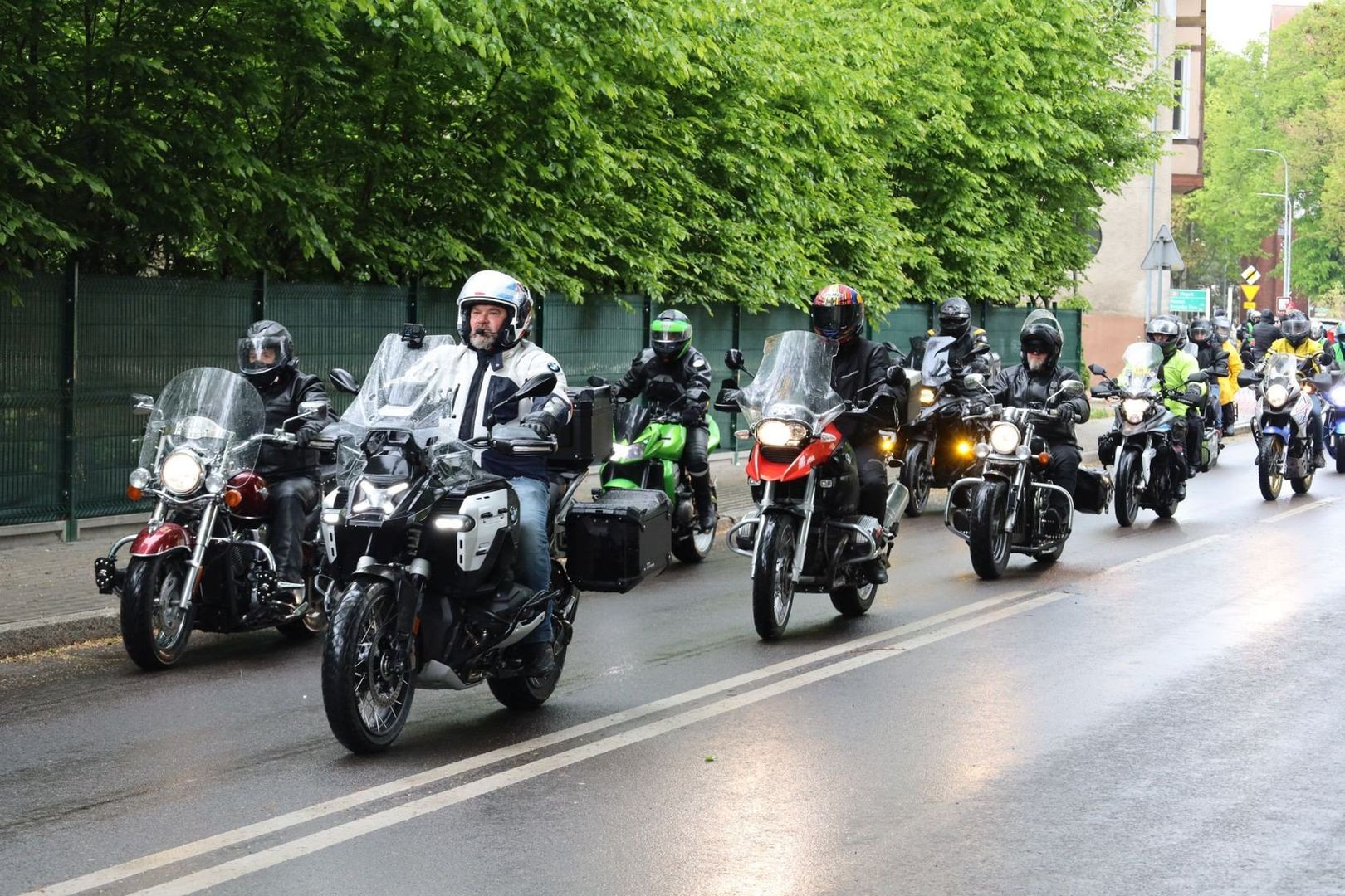 Ryk silników i akcja dla małej Zuzi w Szczecinku. Motocykliści z regionu rozpoczęli tegoroczny sezon