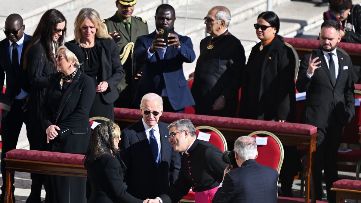 Watykan, 26.04.2025. Prezydent USA Joe Biden (2L-front) przed uroczystościami pogrzebowymi papieża Franciszka na placu Świętego Piotra w Watykanie, 26 bm. Papież Franciszek zmarł w Poniedziałek Wielkanocny 21 bm. w wieku 88 lat. (ad) PAP/Darek Delmanowicz