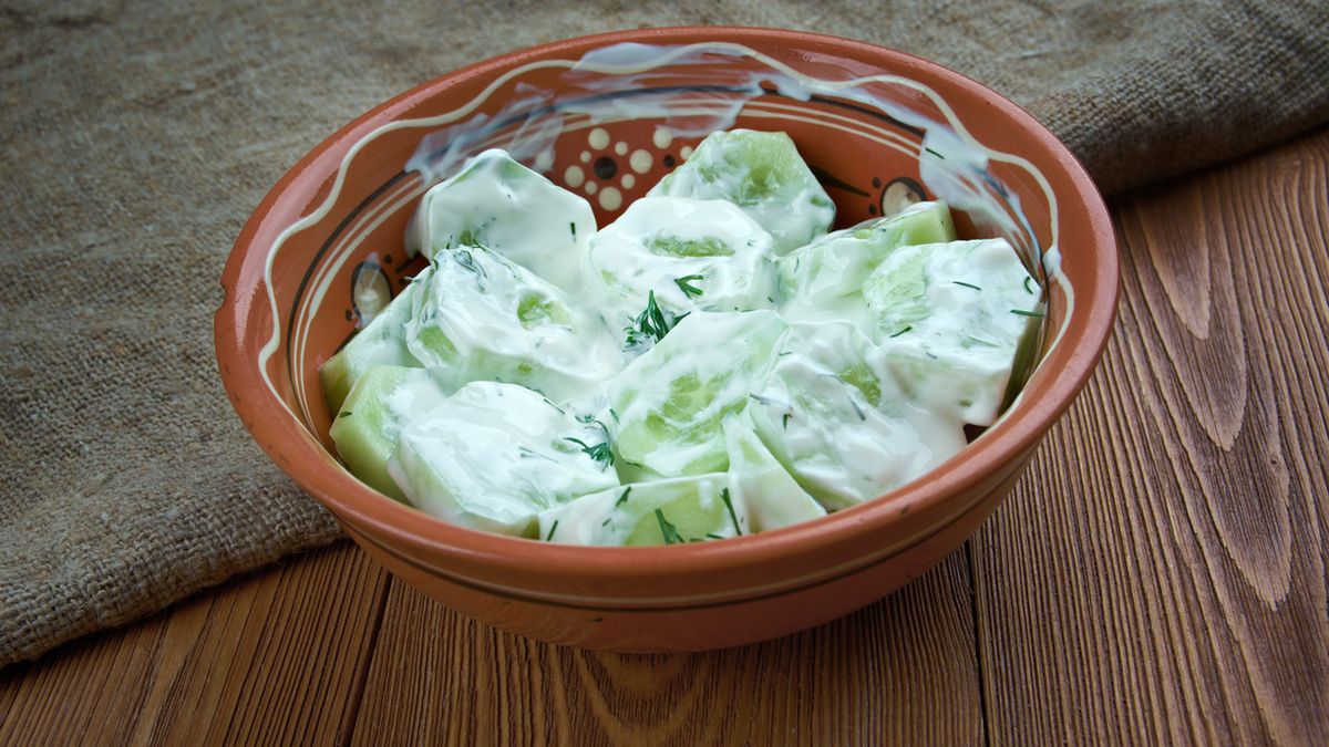 Mizeria, czyli surówka przygotowana z surowych ogórków z dodatkiem śmietany i przypraw, to jeden z najpopularniejszych dodatków do dań obiadowych