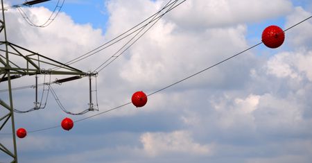 Po co są kolorowe kule na liniach wysokiego napięcia? Mało osób to wie