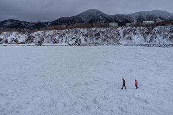 Zima zaatakowała w turystycznym kraju. Tysiące uwięzionych na lotnisku