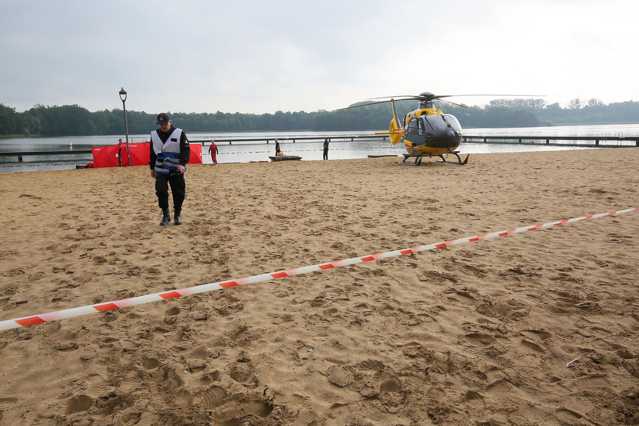 Antonin, 15.07.2021. Służby na miejscu utonięcia dziecka w stawie Szperek na terenie ośrodka wypoczynkowego w Antoninie (pow. ostrowski). Ciało 2,5-letniego chłopca na wodzie wypatrzyła przypadkowa osoba, reanimacja nie przyniosła rezultatu. Trwa ustalanie okoliczności zdarzenia.  (kf) PAP/Tomasz Wojtasik
