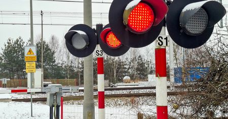 Staranował szlabany na przejeździe ciężarówką. Tak się tłumaczył