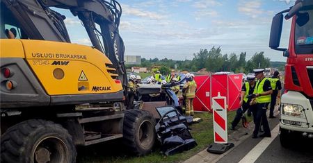 Śmiertelny wypadek na A4. Osobówka uderzyła w koparkę