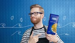 Mężczyzna w kuchni w nowym spocie "Lubella i 1000 pomysłów" (wideo)