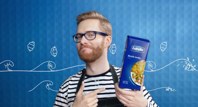 Mężczyzna w kuchni w nowym spocie "Lubella i 1000 pomysłów" (wideo)