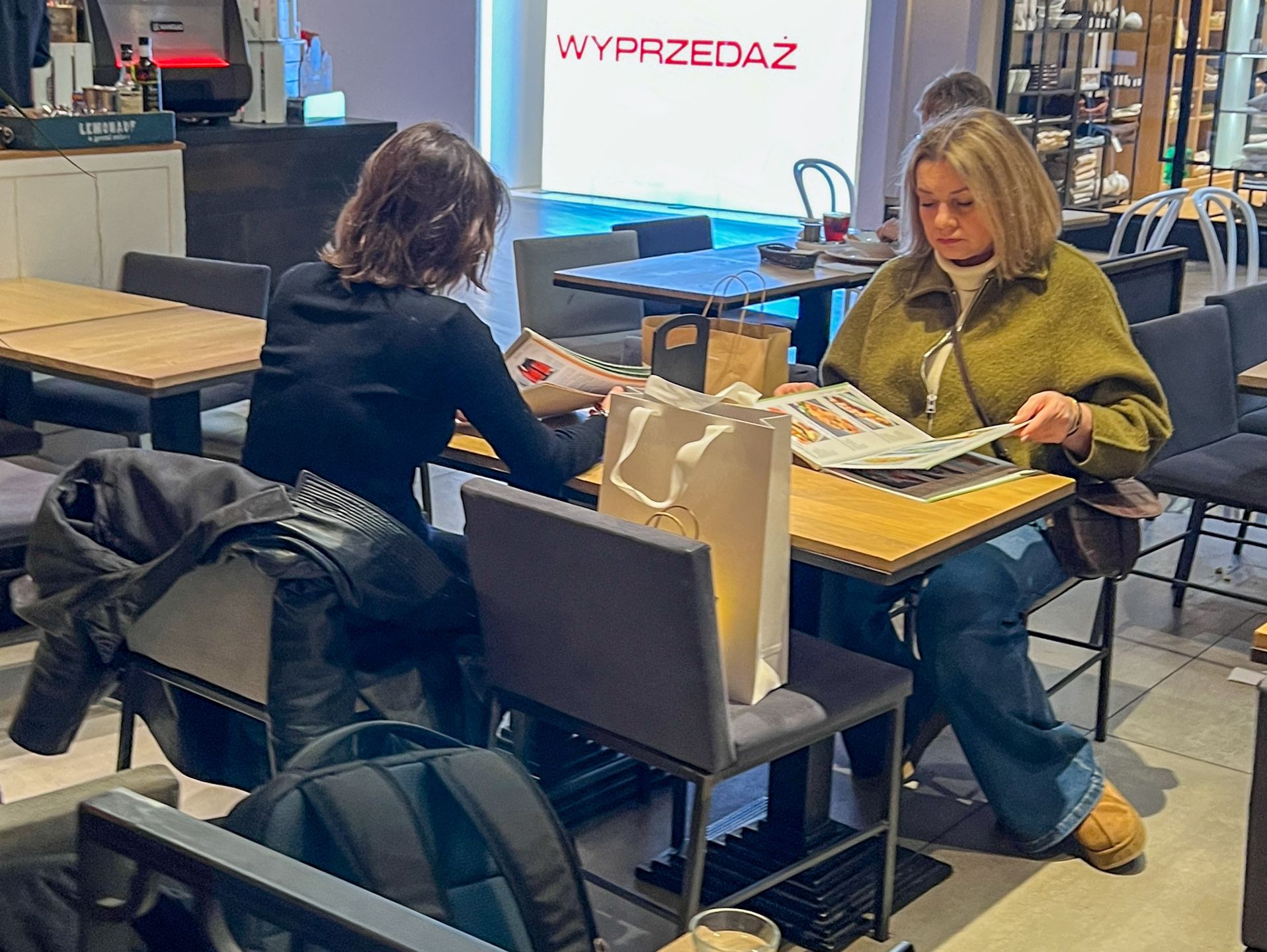 Małgorzata Ostrowska-Królikowska buszuje po galerii handlowej