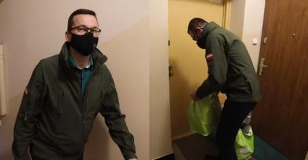 Mateusz Morawiecki chwali się, że zanosi seniorce siaty z zakupami. Internauci: "PIĘKNIE JAK W KOREI PÓŁNOCNEJ"