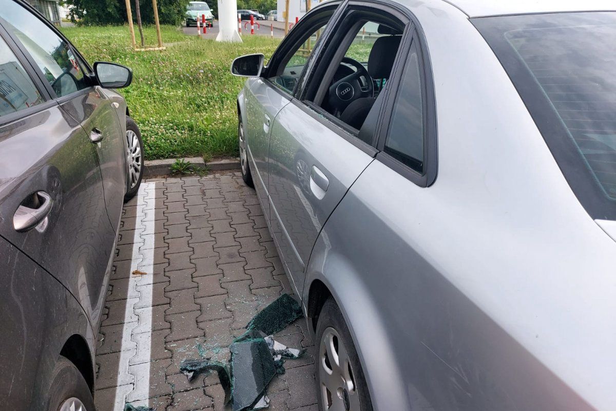 Aby dostać się do uwięzionego w aucie dziecka, policjanci byli zmuszeni wybić szybę 