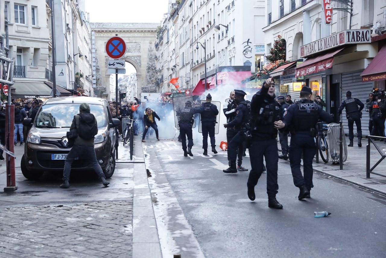 Dantejskie sceny w Paryżu. W centrum płonęły auta, policja użyła gazu