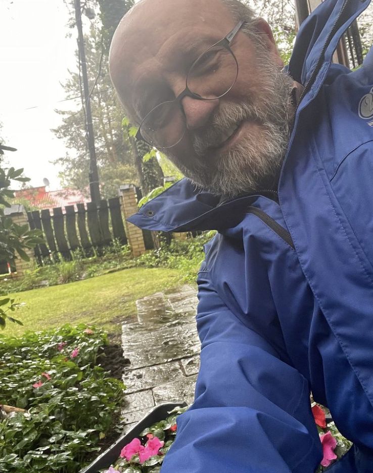 Artur Barciś w ogrodzie