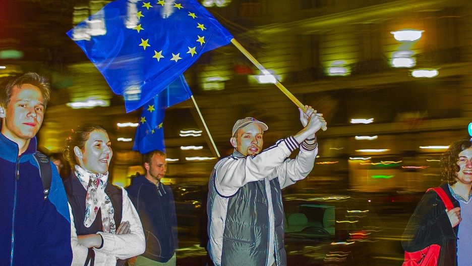 Radość na ulicach w dzień wstąpienia Polski do Unii Europejskiej w 2004 roku