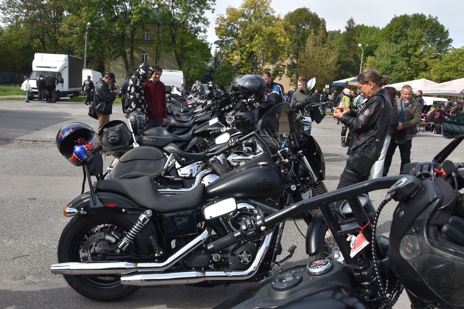 Zakończenie sezonu motocyklowego na placu starej Kapłanówki w Tarnowie. Jednym z punktów wydarzenia była widowiskowa i głośna parada ulicami miasta, w której wzięło udział kilkaset pojazdów