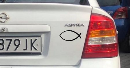 Widnieje na niektórych samochodach. Co oznacza znak ryby?