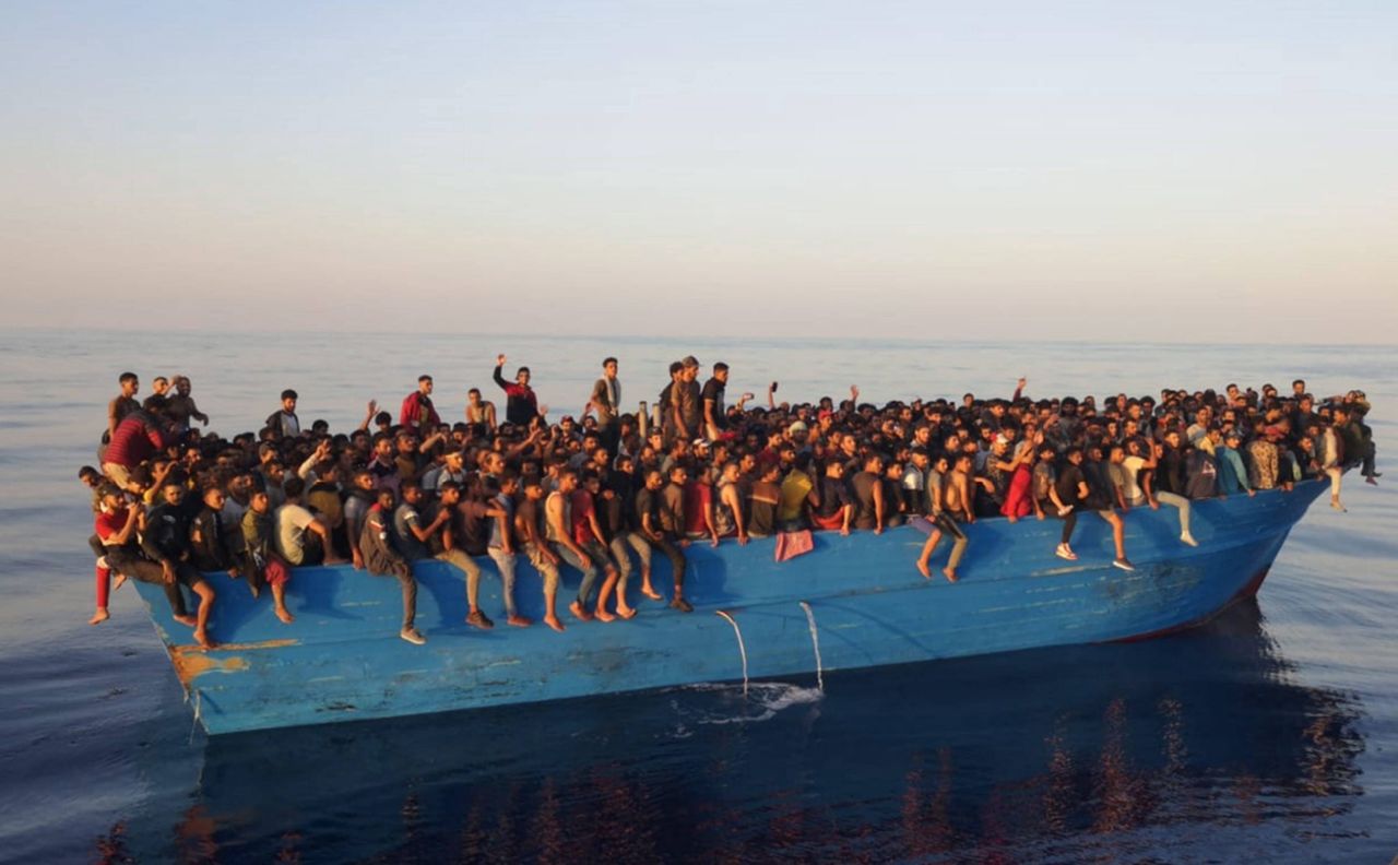65 migrantów w dryfującej łodzi. Płynęli do Włoch