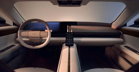 Jaguar zaskakuje wnętrzem. Tak wygląda kabina nowego Type 01