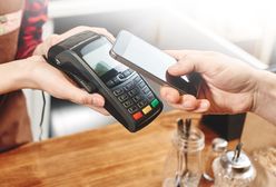 Kartą czy telefonem? Sprawdzamy, które rozwiązanie jest wygodniejsze