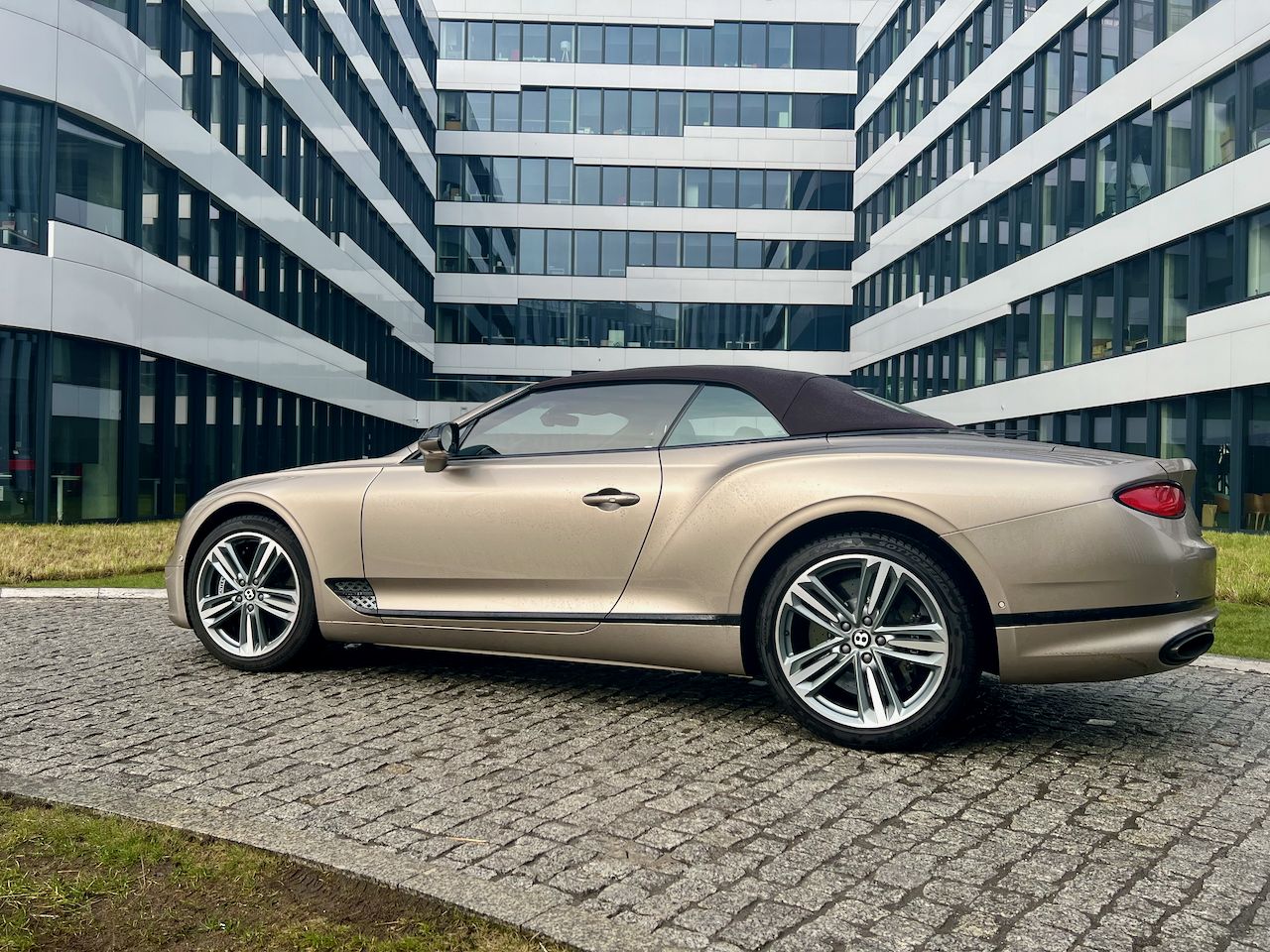 Bentley GTC Mulliner W12
