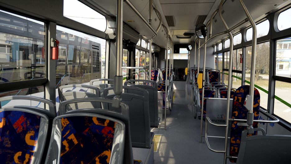 Pasażarka uderzyła głową o podłogę autobusu