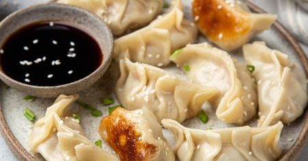 Nie ruskie i nie z mięsem. Na obiad serwują japońskie pierożki i nikt nie narzeka