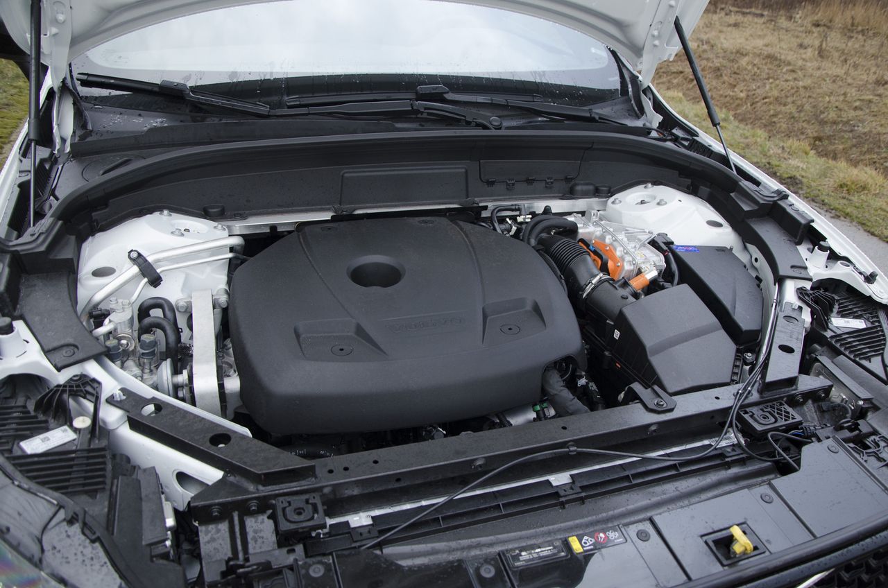 Silnik Volvo XC60 jest mniejszy, ale dzięki podwójnemu doładowaniu mocniejszy i żwawszy