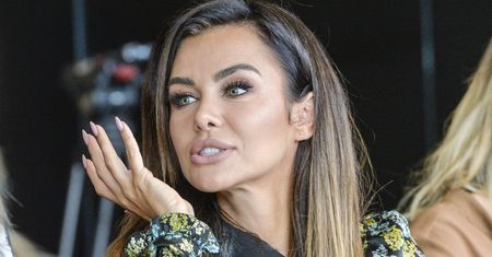 Nie każda miałaby odwagę. Włożyła podkolanówki i takie buty