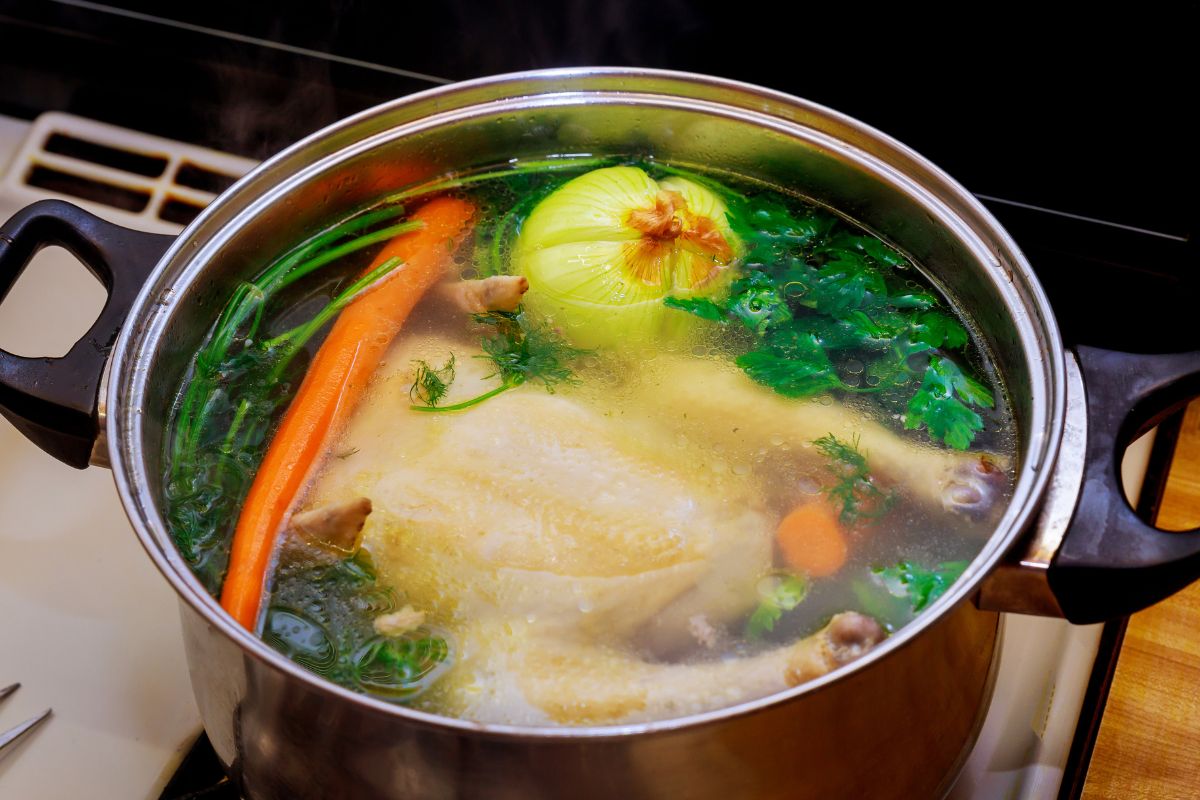 Dodaję te dwa składniki. Rosół nigdy nie wychodzi mdły i mało wyrazisty