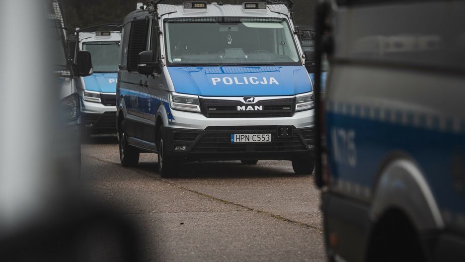 Nowy komendant wojew�dzki policji w Gda?sku
12.02.2024 Gdansk, Uroczyste wprowadzenie na stanowisko Komendanta Wojewodzkiej Policji w Gdansku inspektora Dariusza Walicznowskiego. Oddzialu Prewencji Policji Harfowa 60. Wprowadzenia dokonal pelniacy obowiazku Komendanta Glownego Policji inpektor Marek Boron w obecnosci wladz wojewodztwa, gosci, zwiazkow zawodowych oraz kierownictwa jednostek Policji naszego garnizonu. n/z grafika ilustracyjna n/z , policja komenda radiowoz bus radiowozy policyjne policji ilustracje ilustracja obrazek parking policyjny flota samochodowa policjo Fot. Karol Makurat/REPORTER
Karol Makurat/REPORTER