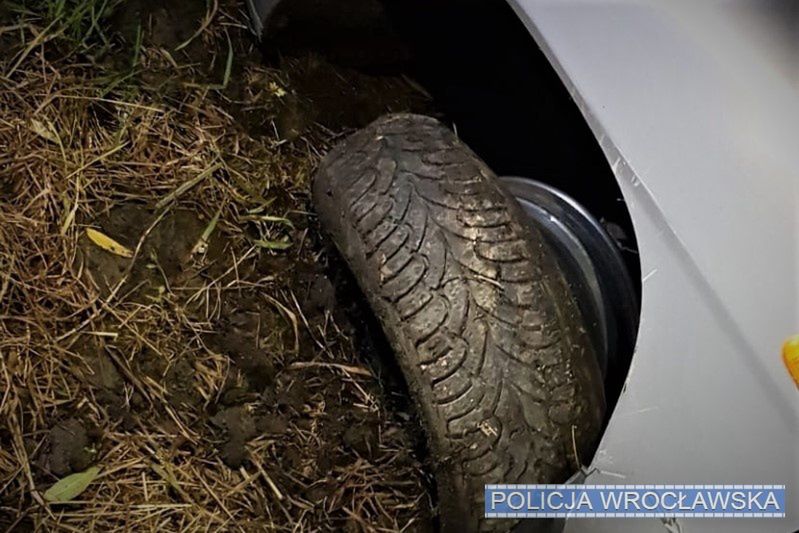 Wrocław. Uciekał w Daewoo przed policjantami. Aż urwał koło