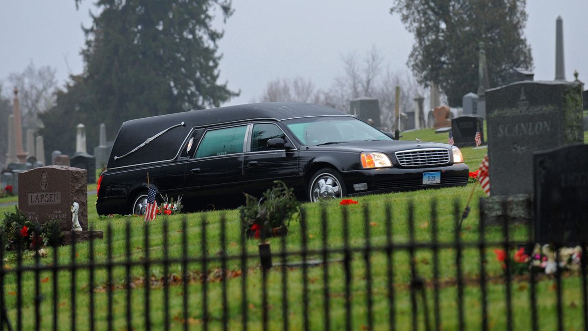 Funeral following shooting at elementary school in Newtown, Connecticut
epa03512755 The hearse, carrying the body of 6-year-old Jack Pinto, one of the children who died in a shooting at Sandy Hook Elementary School, enters the Newtown Village Cemetery, in Newtown, Connecticut, USA, 17 December 2012. Reports stated on 14 December 2012 that a gun man unleashed a hail of gunfire that killed 20 children and six adults at a school in Newtown, a quiet, affluent suburb of 27,500 people about 100 kilometres north-east of New York City. He then killed himself inside Sandy Hook Elementary School, having previously killed his mother.  EPA/PETER FOLEY 
Dostawca: PAP/EPA.
PETER FOLEY