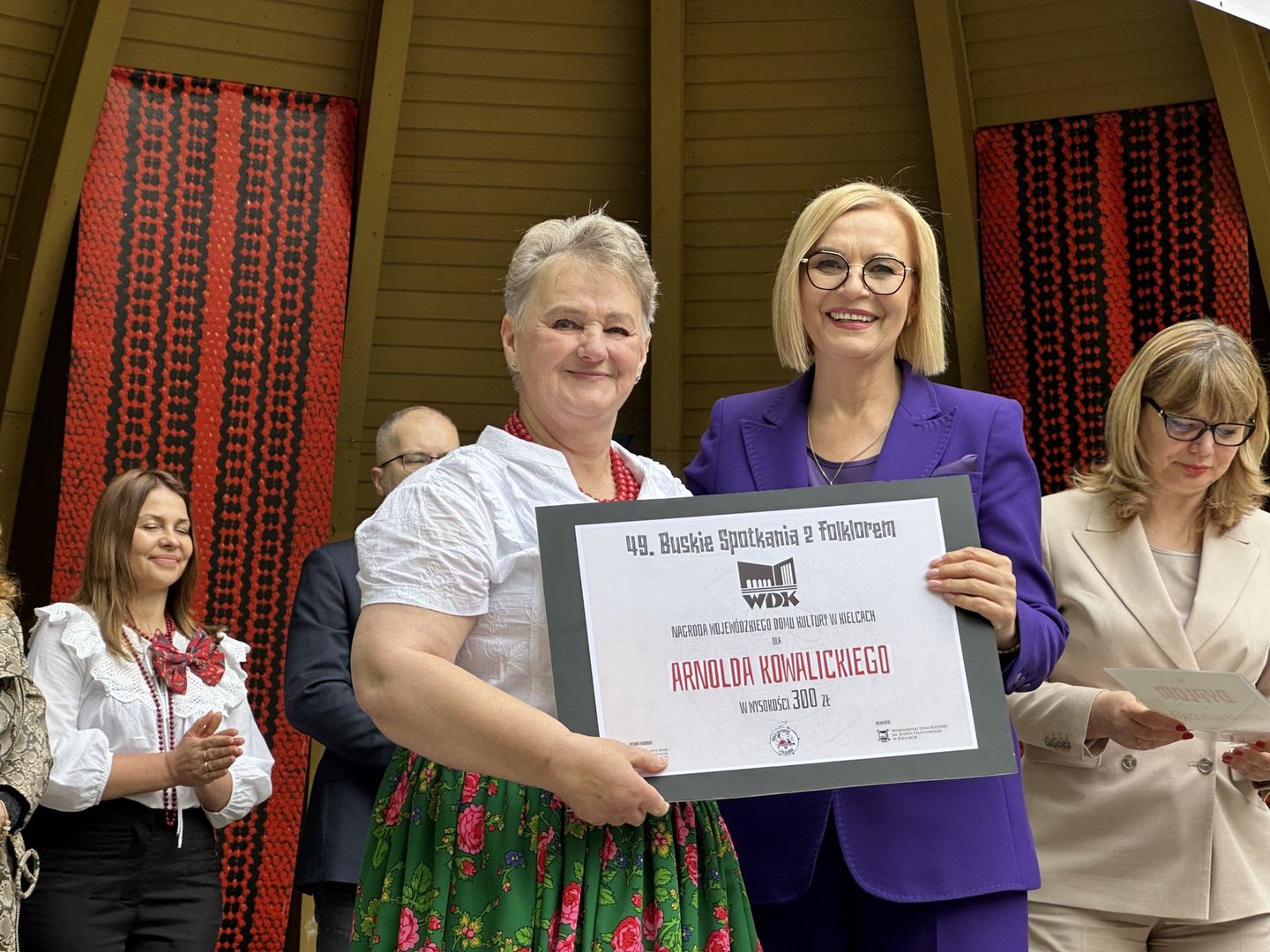 Finał 49. Buskich Spotkań z Folklorem. Wkrótce w tym artykule opublikujemy pełną listę laureatów 49. Buskich Spotkaniach z Folklorem. Tymczasem zachęcamy do obejrzenia zdjęć z uroczystego finału – zobaczcie, jak laureaci odbierali nagrody i jak pięknie prezentowali się na scenie.