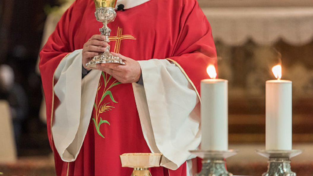 Ksiądz dzieli parafian na lepszych i gorszych?