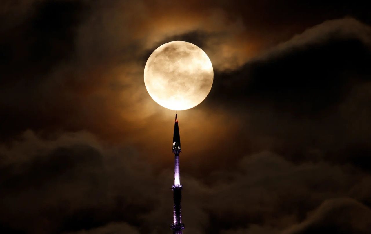 Nowy Jork, USA. Księżyc wschodzi za anteną na szczycie One World Trade Center przed rozpoczęciem zaćmienia