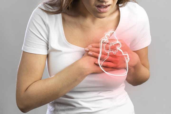 Troponinę I bada się osobom, które skarżą się na bóle w klatce piersiowej mogące świadczyć o zawale serca