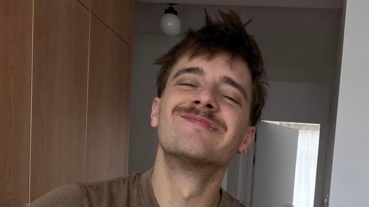 Maciej Musiał uwodzi grą na pianinie 