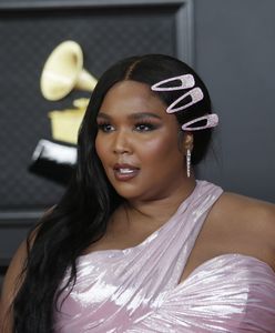 Lizzo pozuje w bikini. Gwiazda udowadnia, że nie warto marnować życia przez kompleksy