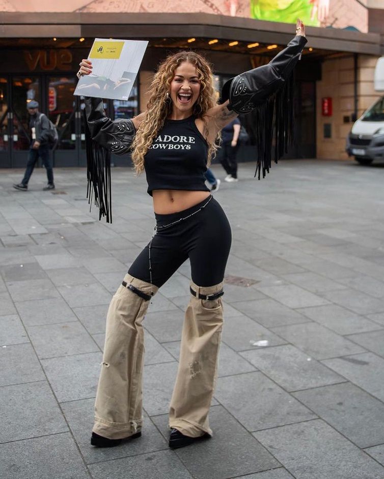 Rita Ora w kowbojskiej stylizacji