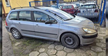 Pijany „instruktor”, pijana „kursantka” – niebezpieczna lekcja jazdy