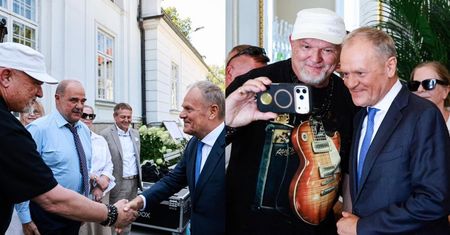 Donald Tusk odwiedził plan "Rancza". Reżyser odpowiada na ostrą krytykę. "To PRESTIŻOWE wydarzenie"