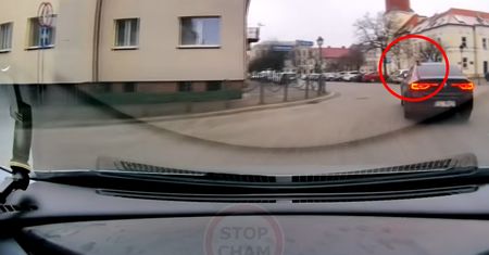 Tak jeżdżą tylko francuskie auta. Kawa na dachu "nie ucierpiała"