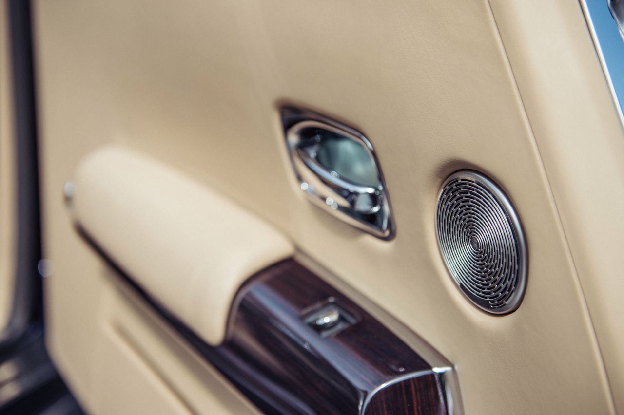 Detal głośników w samochodzie Rolls-Royce Sweptail.
