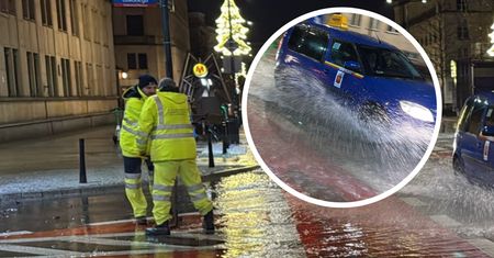 Duża awaria wodociągowa w centrum Warszawy. "Rzeka" płynęła Świętokrzyską