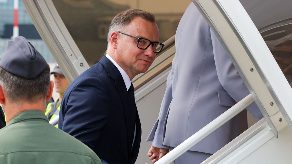 Warszawa, 23.06.2025. Prezydent RP Andrzej Duda (C) wsiada na pokład samolotu na lotnisku Okęcie w Warszawie, 23 bm. Polska para prezydencka udaje się z wizytą do Czarnogóry, gdzie m.in. spotka się z prezydentem tego kraju Jakovem Milatoviciem. (amb) PAP/Paweł Supernak